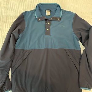 Men’s size small NORTH FACE pullover. Never worn.